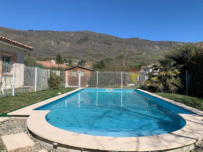 Villa pour 8 personnes, avec piscine et bassin pour enfant ainsi que jardin et vue