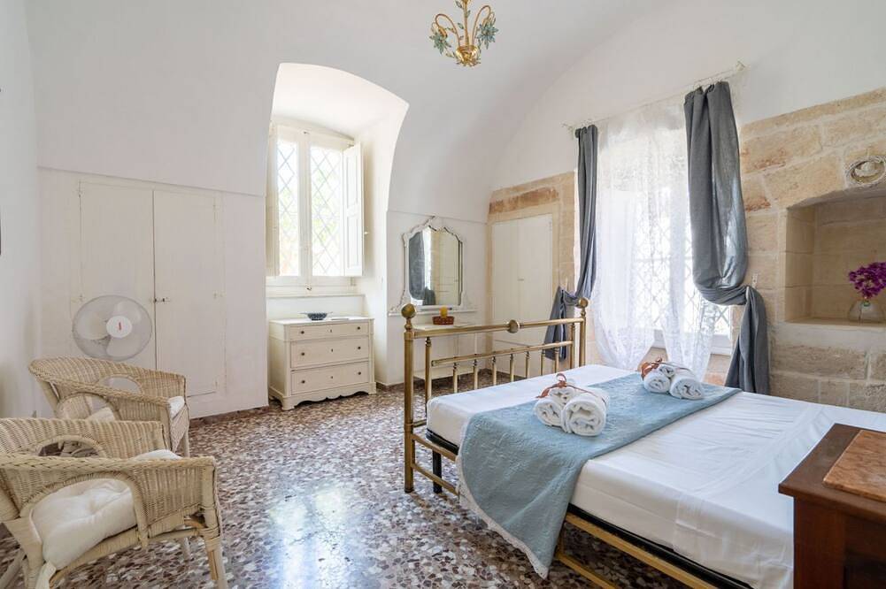 Ganze Wohnung, Guesthost - Comfortable apartment that hosts 2 people, located in an old farmhouse dating back to the 19th century, furnished with taste and meticulous recovery of the original materials. The accommodation is located in Cozzana, a quiet and verdant distr in San Bartolomeo (Bari), Monopoli