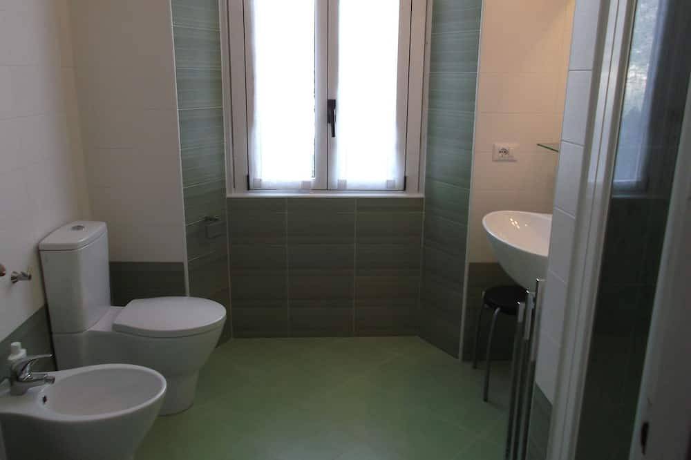 Ganze Wohnung, Osteno: Wohnung mit Garten und privatem Zugang zum See in alten Villa in Osteno, Claino con Osteno