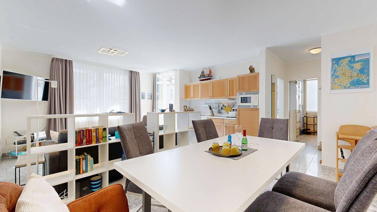 Ganze Wohnung, Ferienhaus im Ostseebad Binz mit Schwimmbad, Sauna, Fahrstuhl und Tiefgarage. in Ostseebad Binz, Binz