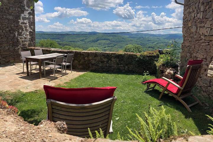 Location de vacances pour 5 personnes, avec jardin et terrasse à Saint-Laurent-d'Olt