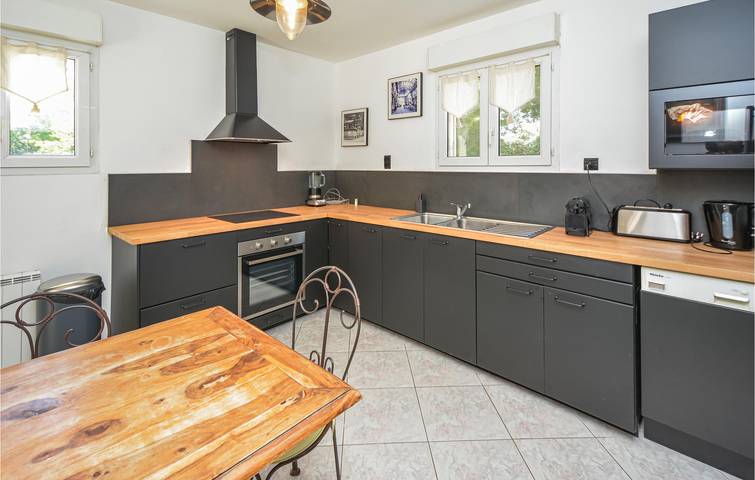 Oasis au bord de la piscine : Apt de 180m² avec parking et WiFi, 1.5km du centre d'Eyguières in Eyguières, Région d'Arles