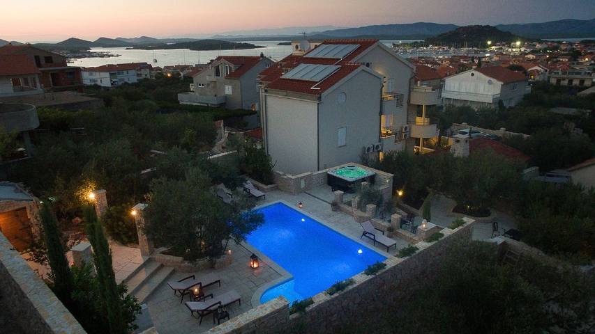 Ferienhaus für 22 Personen, mit Whirlpool und Garten sowie Terrasse und Pool, mit Haustier auf Murter