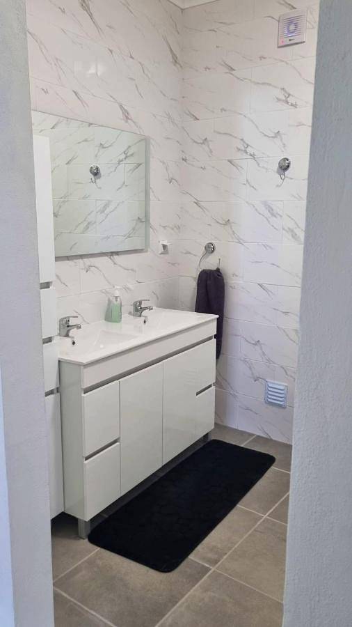 Gîte pour 6 personnes, avec piscine ainsi que vue et jardin dans Avis - 4