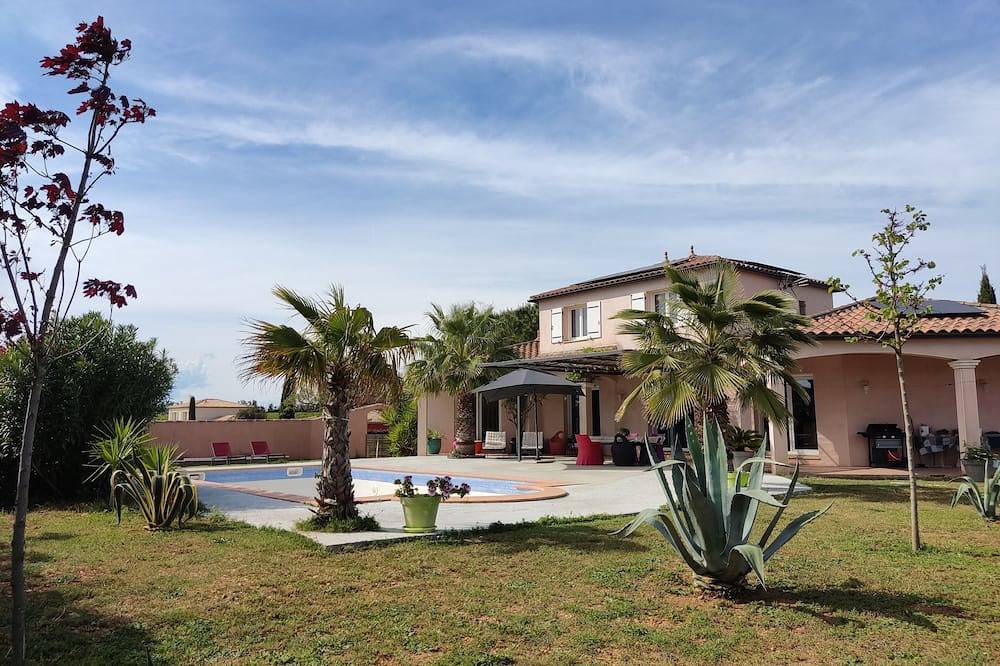 Villa pool south of France near the sea in Saint-Gilles, Mittelmeerküste (Frankreich)