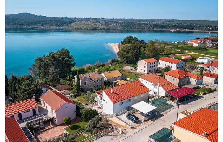 Ganze Ferienwohnung, Gemütliche 1-Zimmer-Wohnung mit WLAN, Terrasse und 300 m zum Strand in Novigradsko More, Zadar