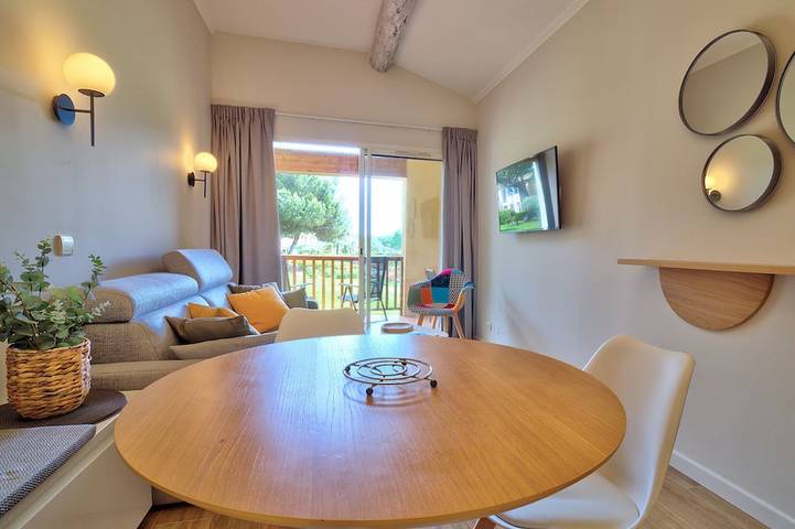 Apartamento entero, Apartment in a private estate south of the Luberon in Mallemort, Region de Arles