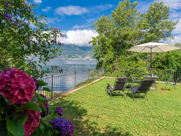 Ferieudlejning for 4 personer, med Balkon og Terrasse såvel som Have og Søudsigt ved Comosøen
