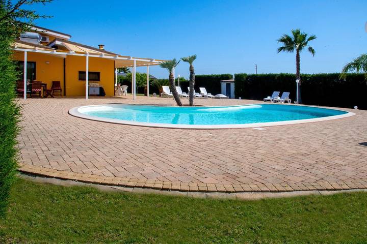 Villa pour 16 personnes, avec jardin, adapté aux familles dans les Pouilles - 2