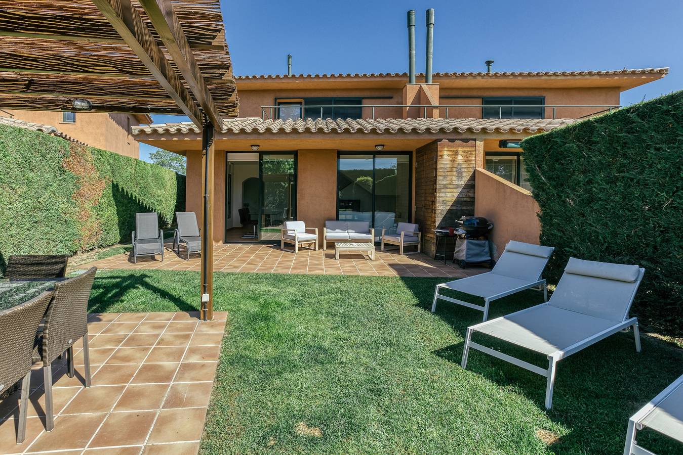 Villa Brenda Torremirona Resort con piscina compartida, jardín, terrazas, barbacoa y Wi-Fi in Navata, Alt Empordà