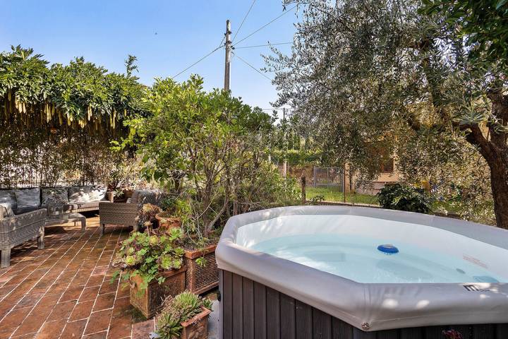 La Corte Dei Limoni - Countryside Retreat with Mountain View, Wi-Fi & Air Conditioning