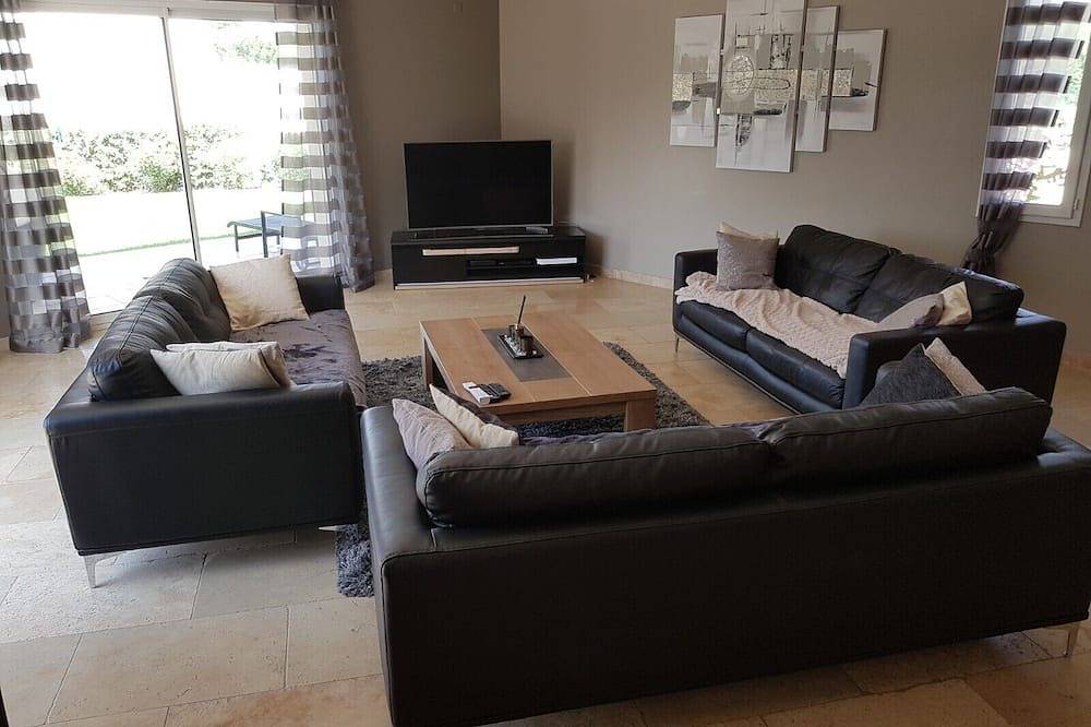 Calificación de 5 estrellas, villa de 4 camas, amplio espacio al aire libre, casita de piscina y hermosa garde in Carpentras, Parque natural regional del Mont Ventoux