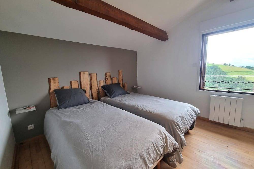 Cozy Cottage with Terrace, Panoramic Views, 2 Br, Bbq, Near Lyon and St-Etienne in Saint-Chamond, Pilat Regional Nature Park