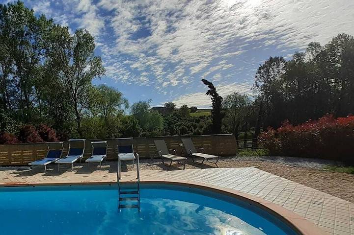 Gîte pour 4 personnes, avec piscine ainsi que balcon et jardin à Nizza Monferrato