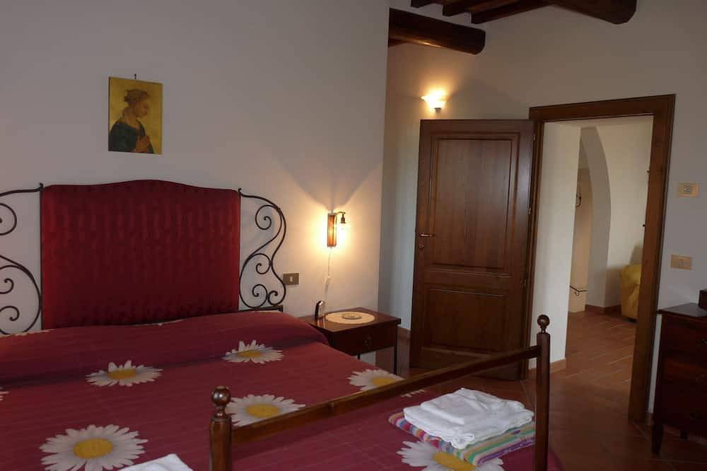 Farmhouse, private garden and fenced swimming pool on Tuscany-Umbria  border in Città della Pieve, Perugia Province