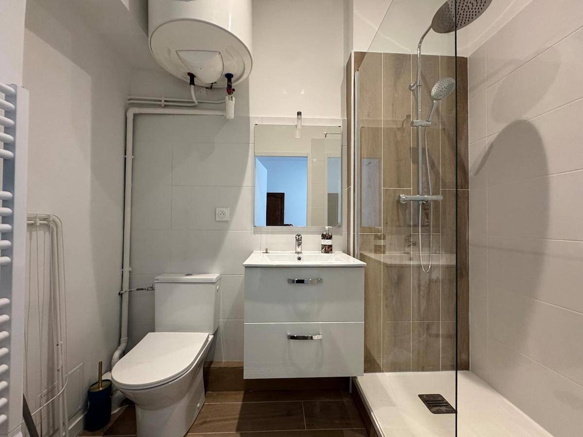 Appartement entier, Bright studio - great for a stay in Ecully in Écully, Lyon et ses environs