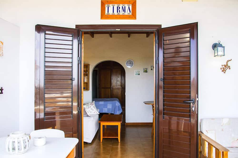 Estudio para 2 personas, wifi gratis, piscina climatizada comunitaria, Tv sat in Tahiche, Teguise