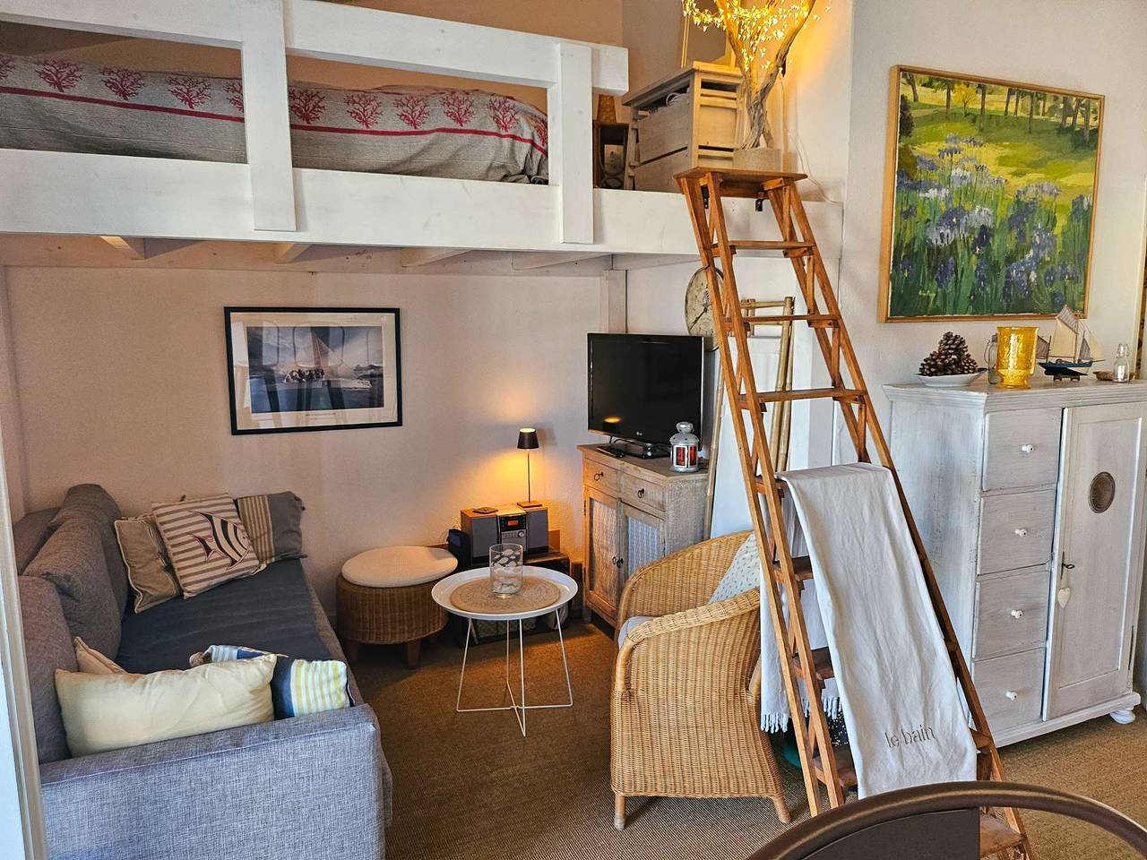 Hel ferieleilighet, Beautiful 2-room apartment with Wi-Fi and mooring – View over the canals of Port Grimaud in Port Grimaud, Grimaud