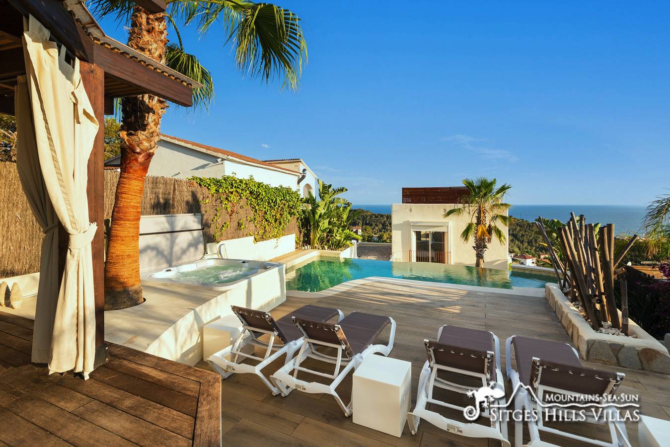 Spectaculaire Villa Ibizenca avec vue sur la mer et piscine privée chauffée*. Toutes les salles de bains in Sitges, Garraf