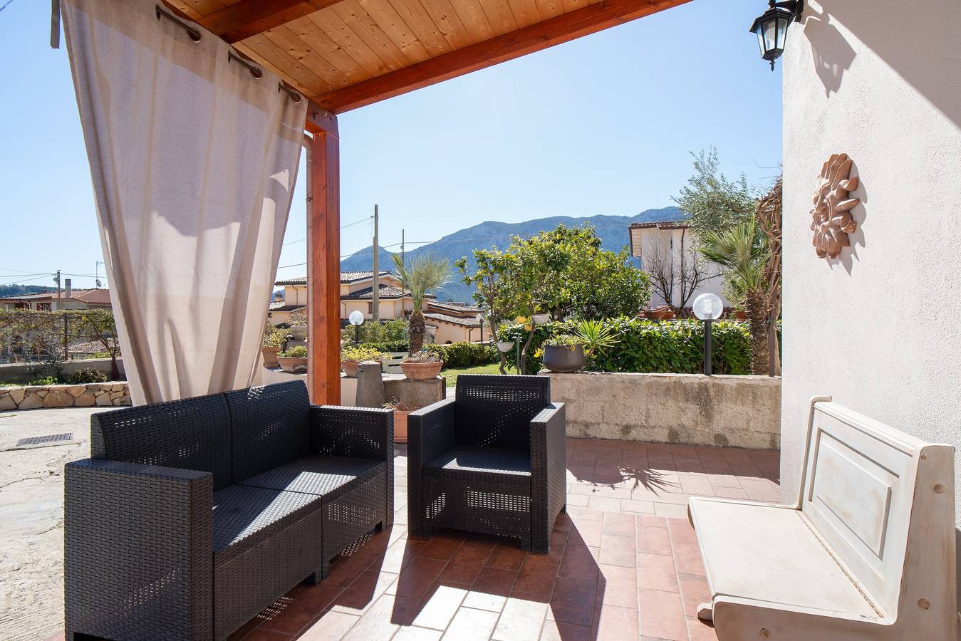 Ganze Wohnung, Ferienwohnung 'Le Lantane 2' mit Bergblick, Wlan und Klimaanlage in Irgoli, Barbagia