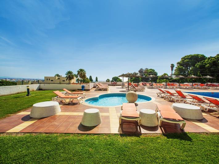 Holiday rental for 2 people, with garden and terrace as well as children pool in Albufeira