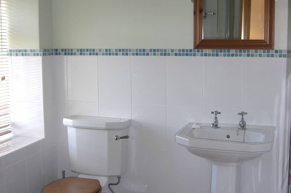 Cosy, stylish Derbyshire cottage, just a mile from Carsington Water in Hopton (Derbyshire), Derbyshire
