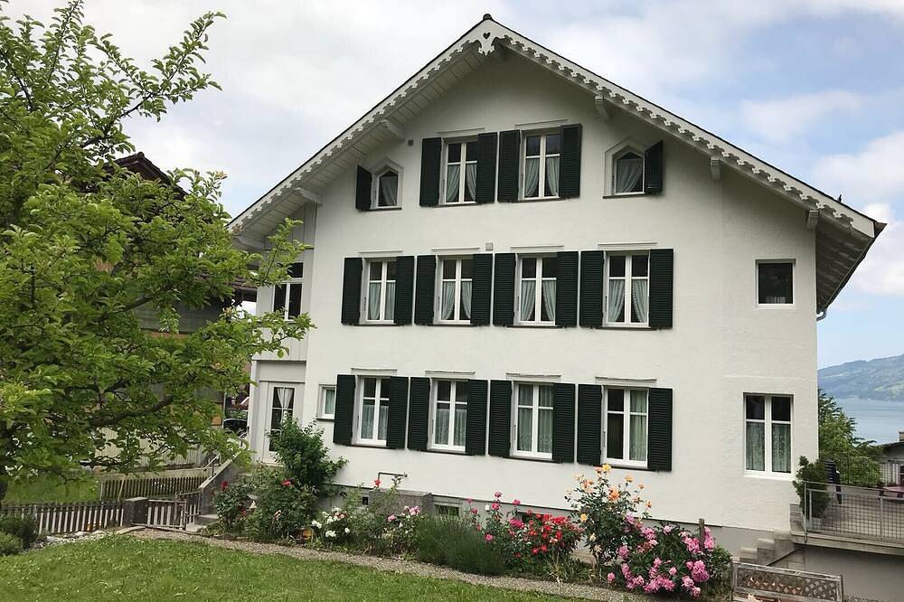 Ganze Wohnung, Dachwohnung mit Blick auf den Thunersee und Berge in Leissigen, Thunersee