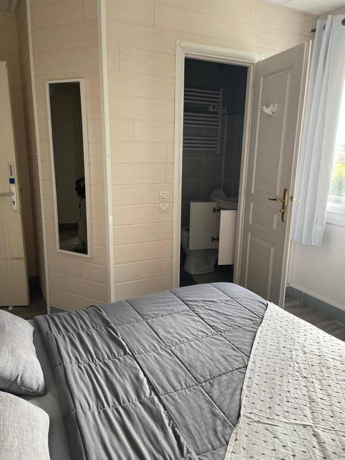 Double Room with Private Bathroom in Noyers-sur-Cher, Région de Romorantin-Lanthenay