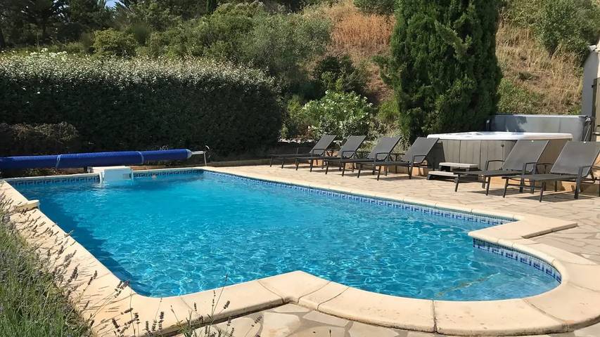 Villa pour 7 personnes, avec jacuzzi ainsi que piscine et jardin