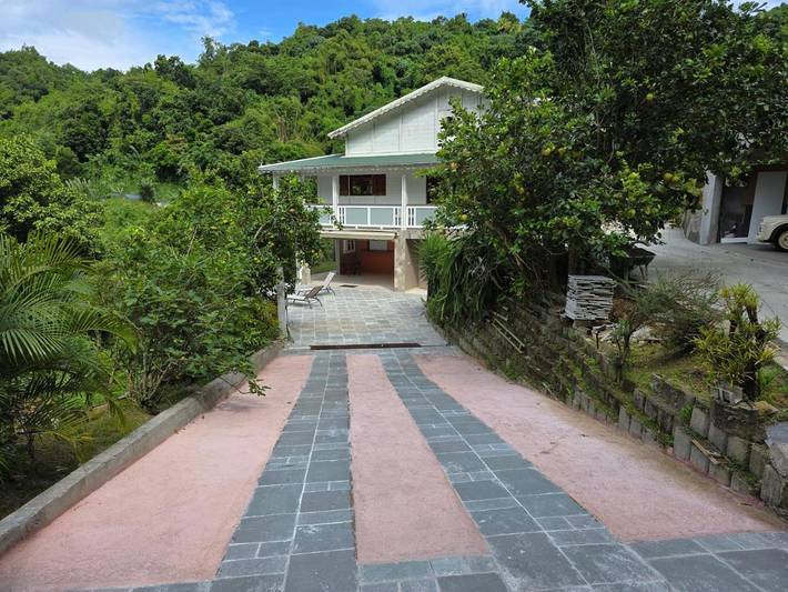 Appartement de vacances pour 7 personnes, avec terrasse ainsi que vue et piscine