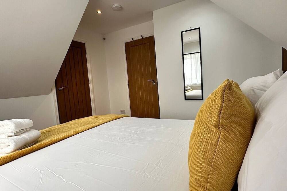 Modern 7 Bedroom 7 Bed Home in Woking, Surrey