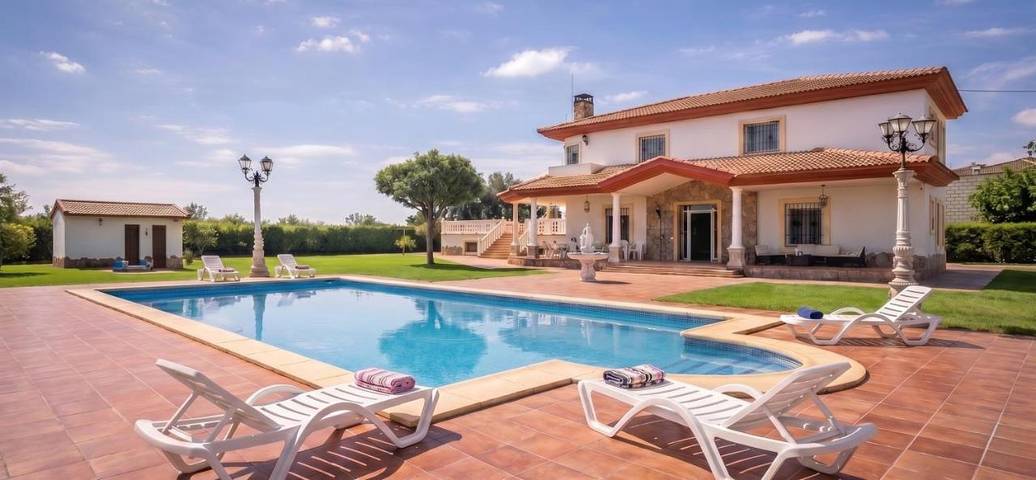 Casa rural para 14 personas, con jardín además de vistas y piscina en La Carlota