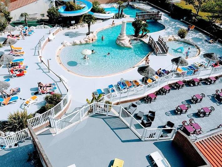 Camping pour 2 personnes, avec Bassin pour enfant et Piscine
