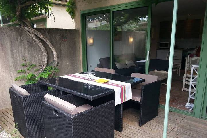 Gîte pour 2 personnes, avec terrasse ainsi que piscine et jardin