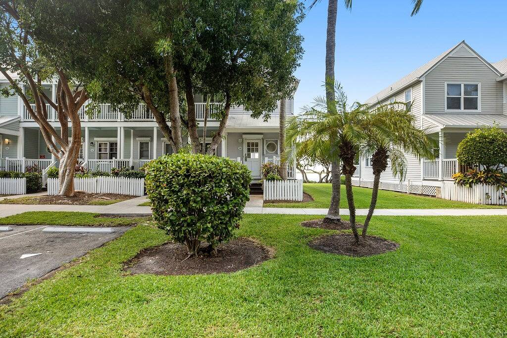 Waterfront retreat with balcony views, kayak, Sup, central Ac & washer/dryer in Duck Key, Monroe County