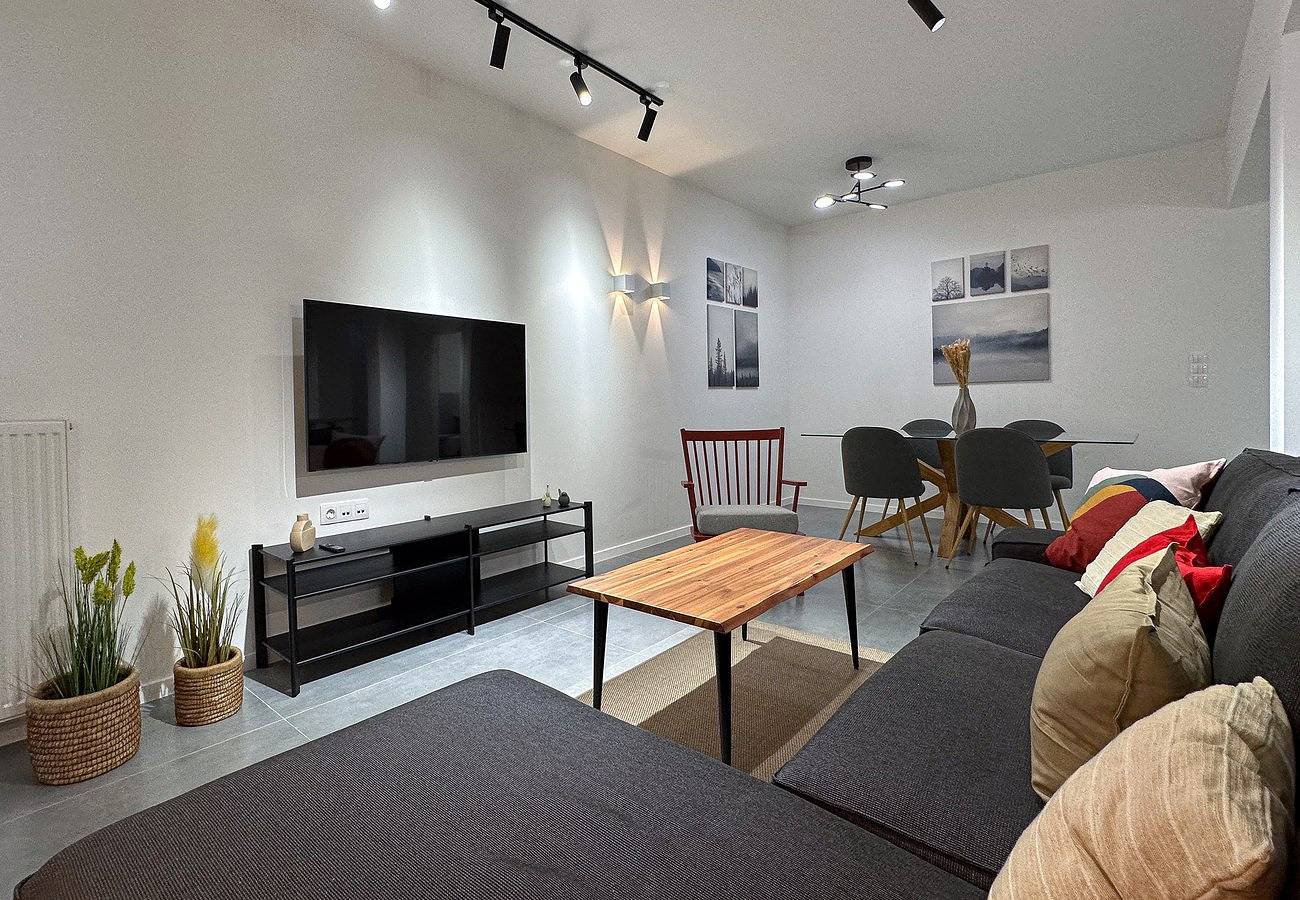 Appartement entier, Liv - Modern Comfort Oasis in Pagrati in Section centrale d'Athènes, Athènes