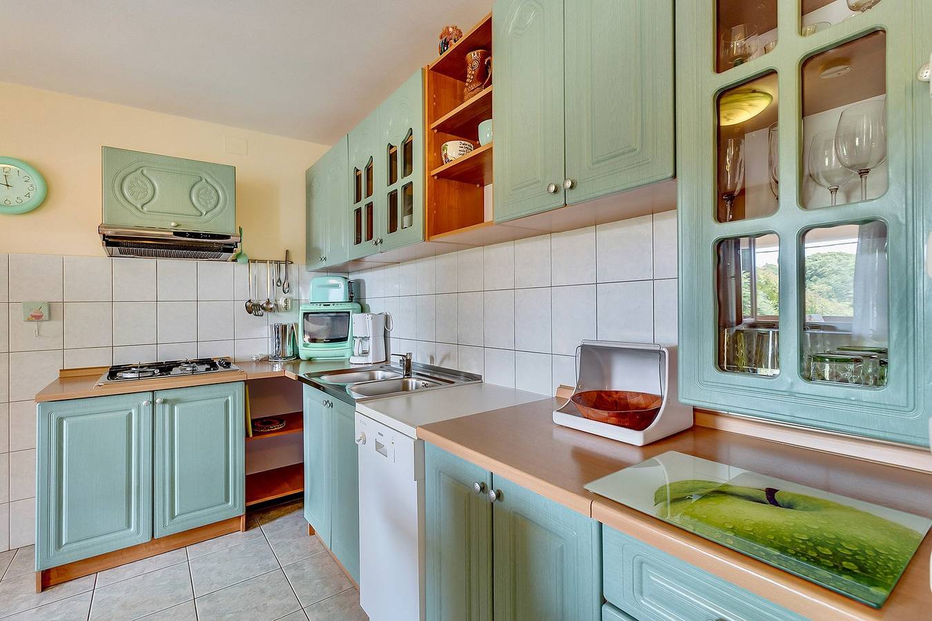 Ganze Wohnung, Ferienwohnung Marisol mit cozy Terrasse nah am schönen Strand in Nerezine, Kvarner Inseln