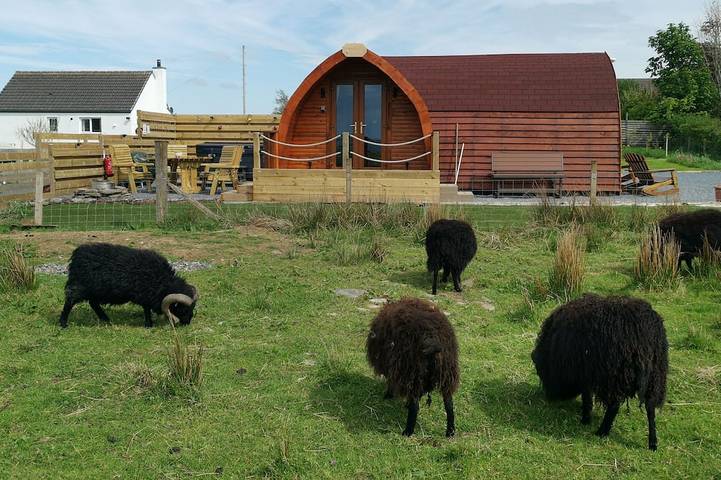 Holiday rental for 2 people, with balcony and hot tub as well as garden in Caithness
