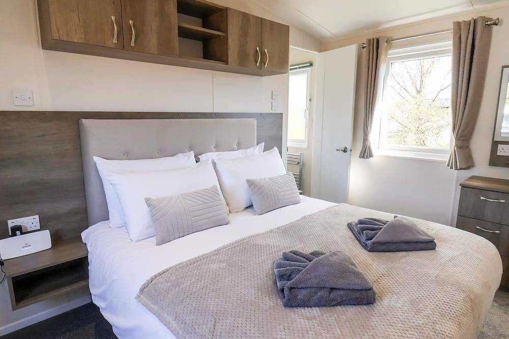 Primrose Lodge, pet friendly, luxury holiday cottage in Staithes in Runswick Bay, North York Moors National Park