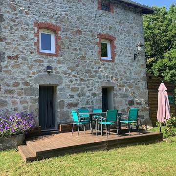 Gîte pour 6 personnes, avec jacuzzi ainsi que jardin et terrasse, animaux acceptés à Saint-Bonnet-le-Froid