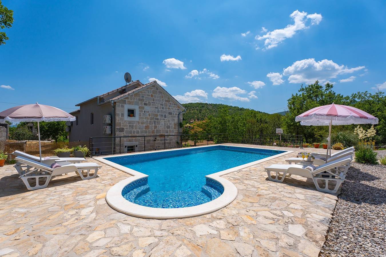 Villa Lugareva mit 52 m2 privatem Pool, 4 Schlafzimmer, 4 Bäder, Sommerküche, Spielplatz, traditionelle Umgebung in Imotski, Makarska Riviera