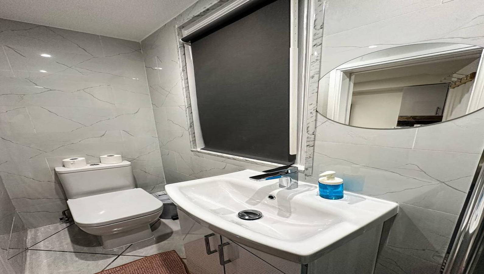 Entire studio, Studio - Sleeps 2 - Short Walk to Station in Ealing, London