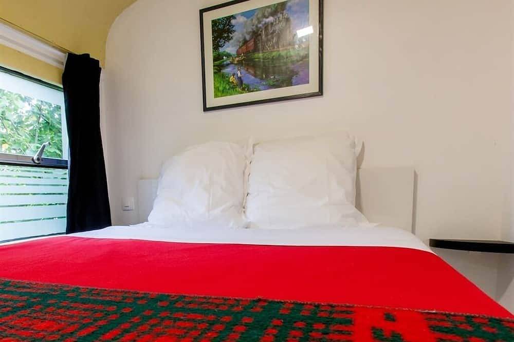 Entire apartment, Gîte Picasso Apartment sleeps 6 in Lanester, Côte des Mégalithes