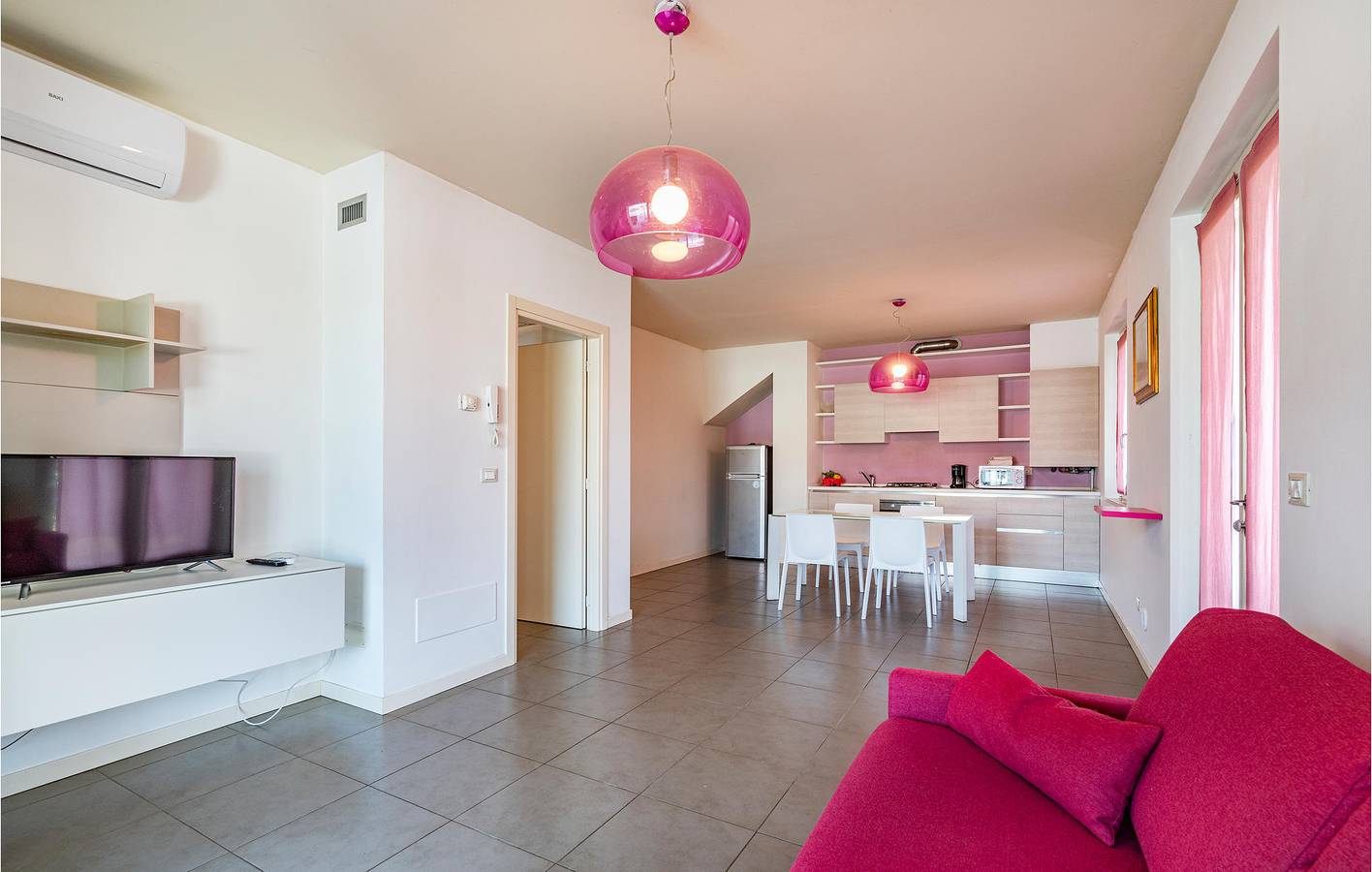 Apartamento vacacional entero, Apartamento junto a la piscina con aparcamiento e Internet. in Puegnago sul Garda, Montañas Garda