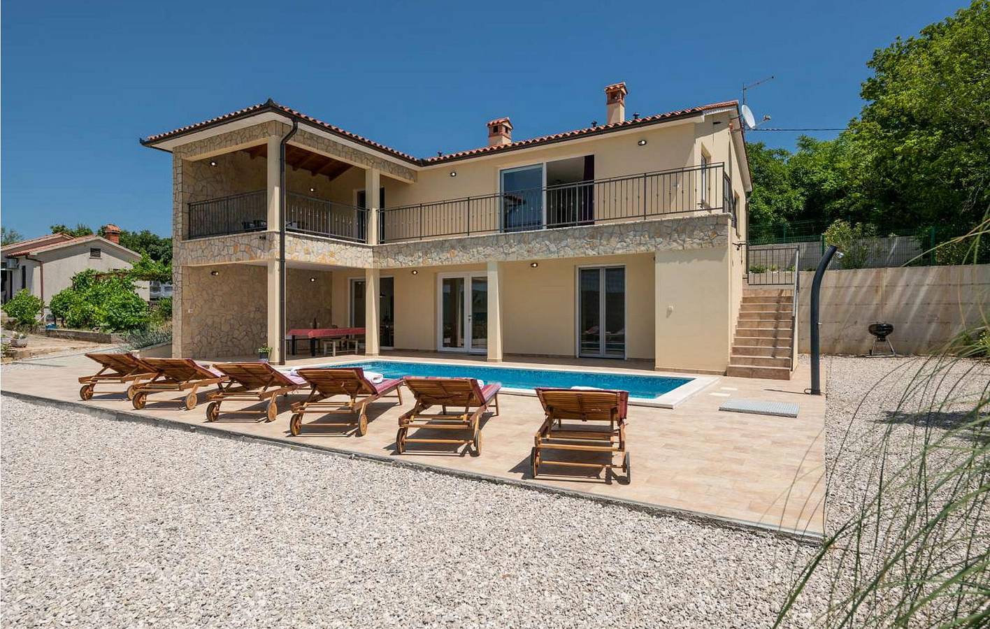 Charmant appartement de 2 chambres avec piscine, terrasse et situé près du littoral in Raša, Côte Est de l'Istrie