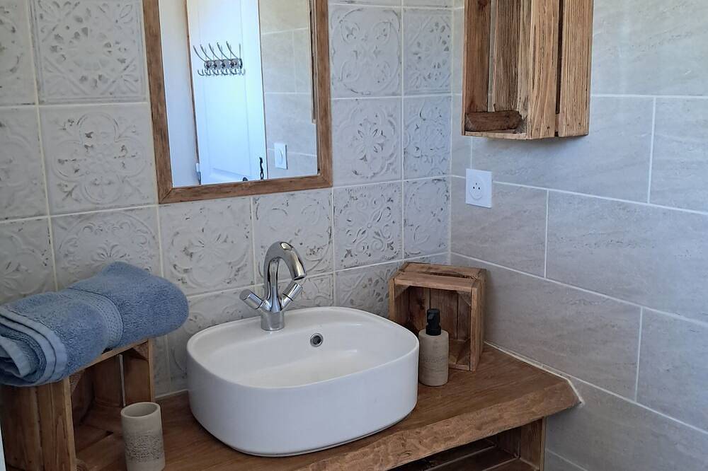Gîte 2 à 4 places piscine jacuzzi in Saint-Martin-de-Pallières, Région de Brignoles