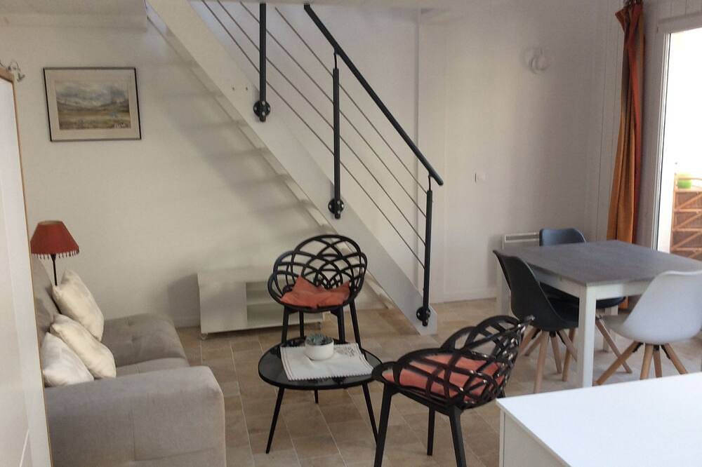 Charming cottage with terrace and garden view, 500 m from the beach. in Ouistreham, Caen und Umgebung