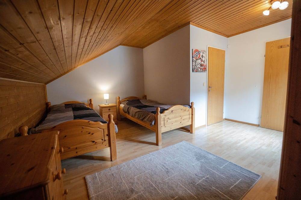 Chalet 48 - Holiday home with pool near Nassfeld and many lakes in Gailtaler Alpen, Gitschtal