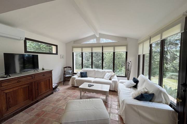 Location de vacances pour 10 personnes, avec terrasse ainsi que jardin et piscine à Lambesc - 2