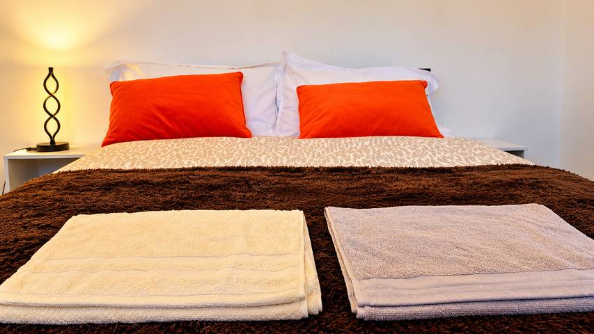 2 Bedroom House in Leeds - Sleeps 5, WiFi, Pets in Leeds, West Yorkshire